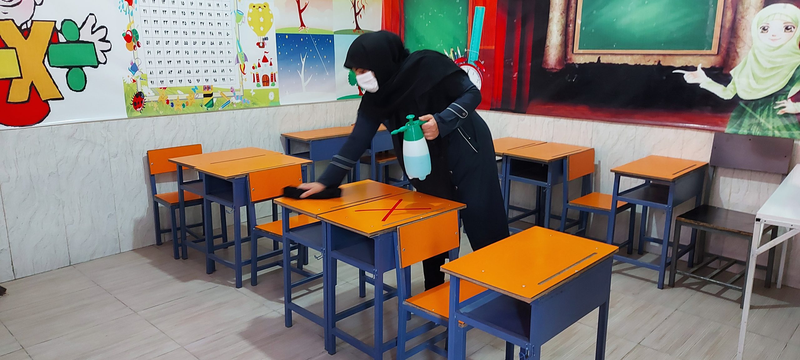 ضد عفونی کردن میز و نیمکتهای دانش آموزان ضد عفونی کردن میز و نیمکتهای دانش آموزان